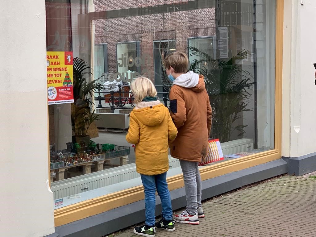 foto kinderen speuren naar de antwoorden voor de LEGO-wedstrijd